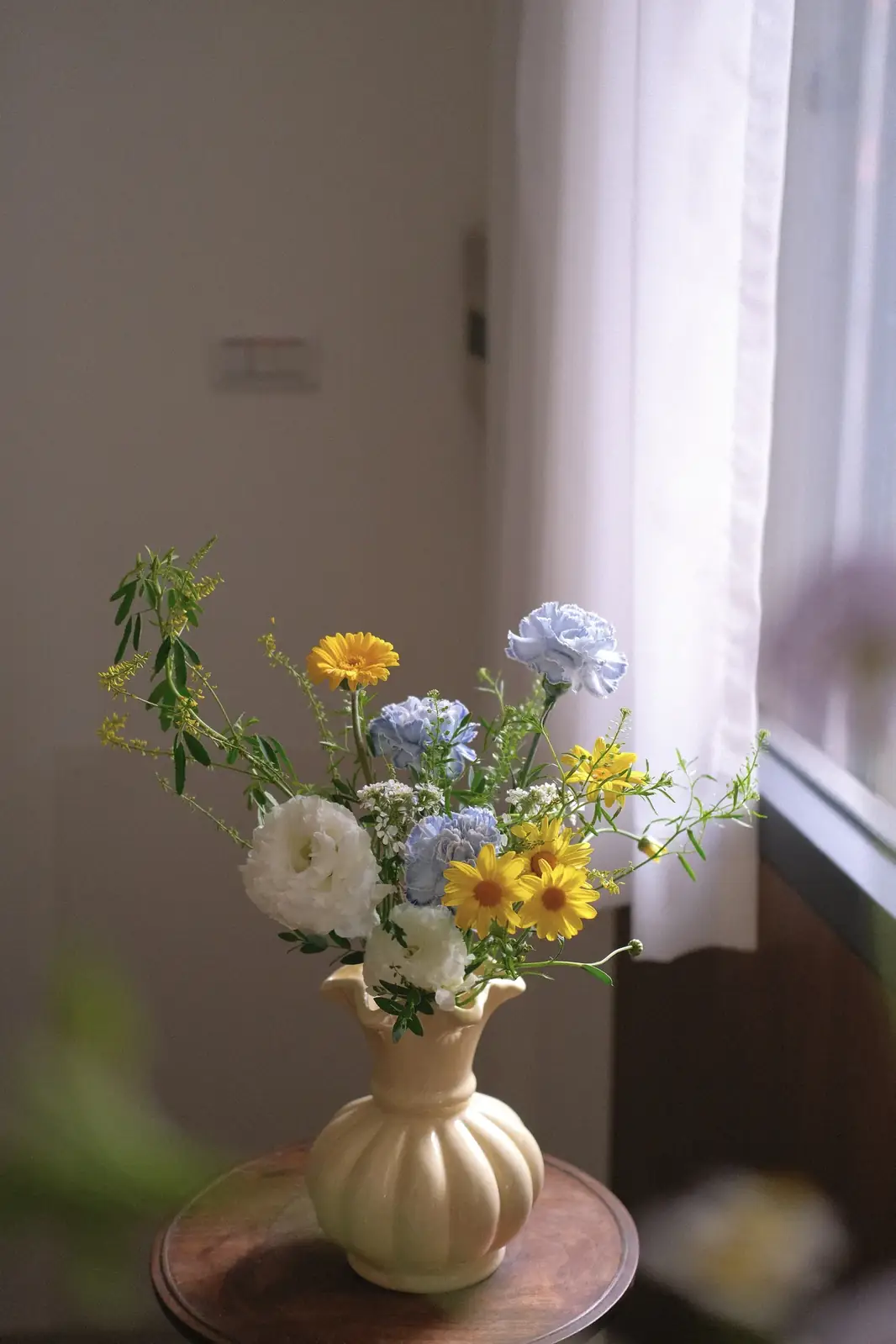 米白浮雕花器瓶插，黃色小菊與藍色花材
