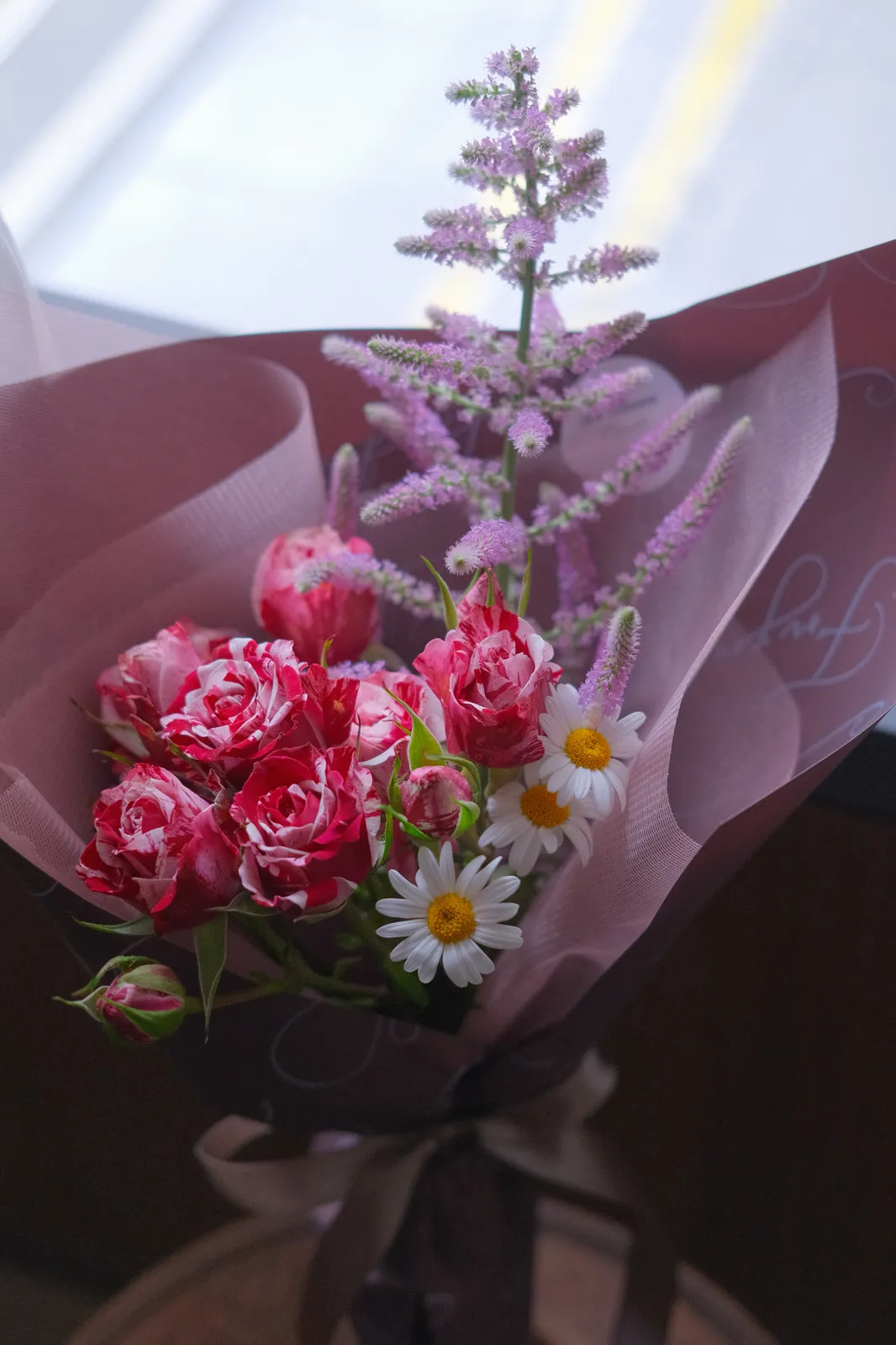 桃紅康乃馨與紫色穗狀花花束