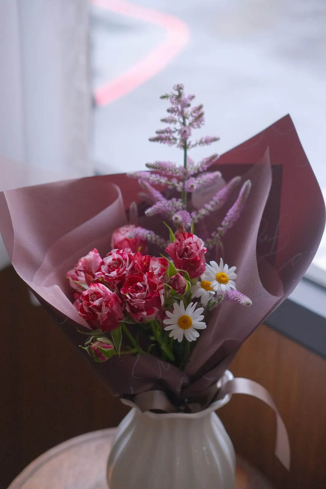 桃紅康乃馨花束，搭配白色雛菊