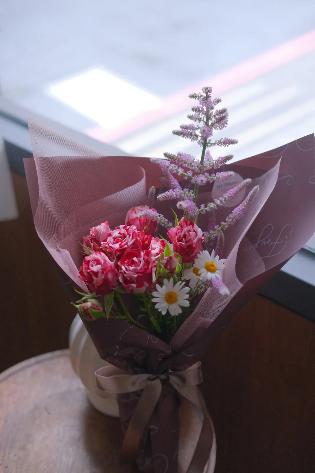 桃紅康乃馨花束，紫色漸層包裝紙