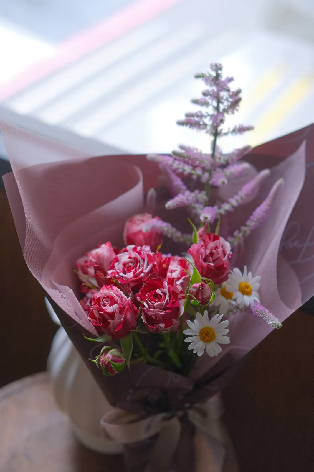 桃紅康乃馨與白色雛菊花束