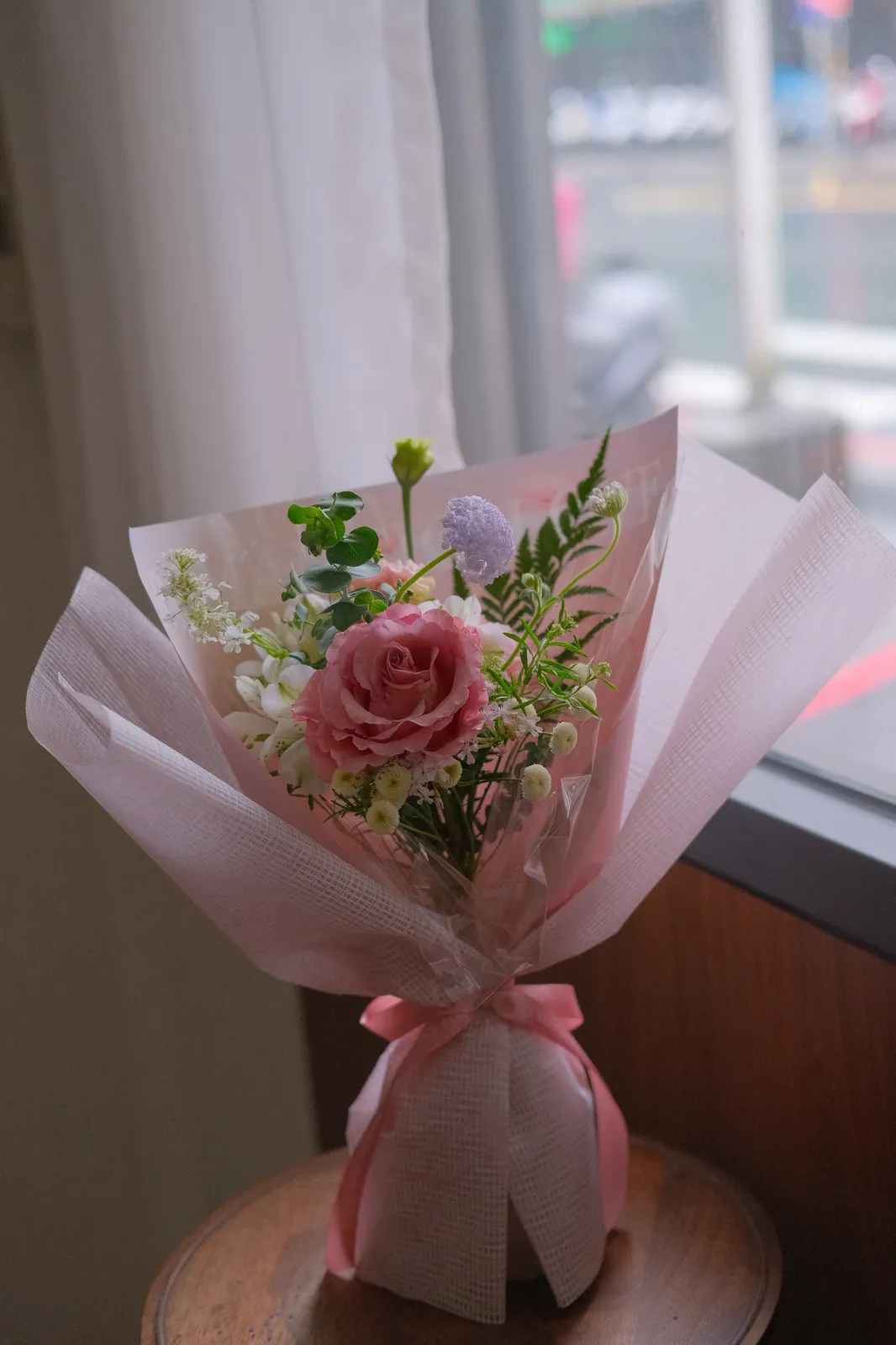 粉玫瑰小花束，粉色包裝紙
