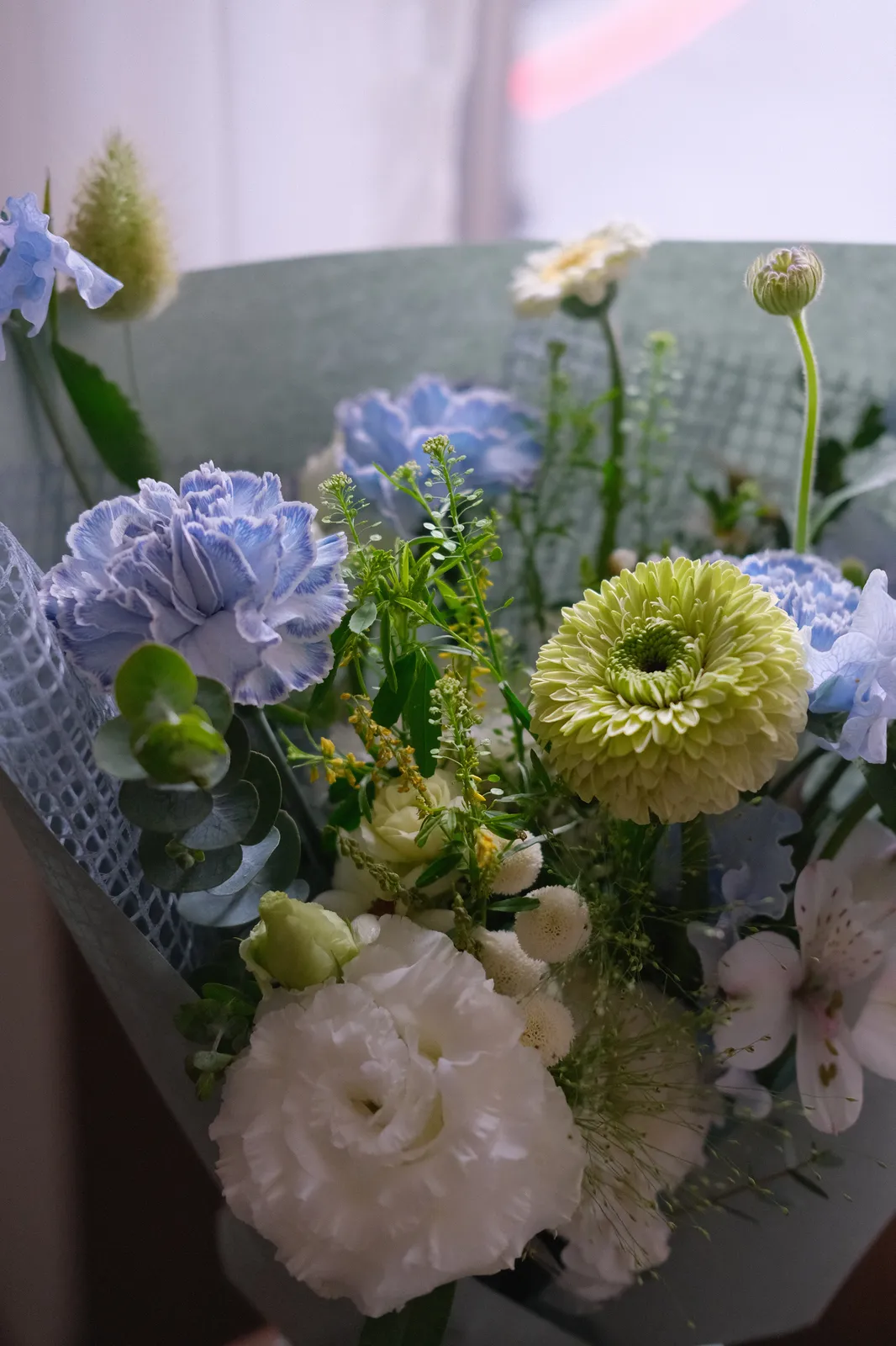 藍色繡球與白色洋桔梗花束，搭配綠色乒乓菊